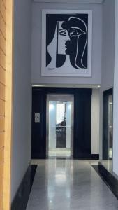 een gang van een gebouw met een afbeelding van een buste bij Résidence Picasso in Casablanca