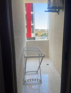 een metalen plank in een kamer met een raam bij Résidence Picasso in Casablanca