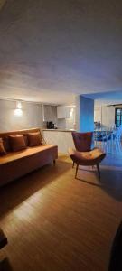 ein Wohnzimmer mit einer Couch und einem Sessel in der Unterkunft Chalé em Morro de São Paulo in Cayru