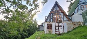 ein kleines Haus mit einem Kirchturm auf einem Hügel in der Unterkunft Chalé em Morro de São Paulo in Cayru
