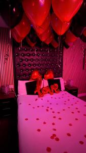 Giường trong phòng chung tại Luxury Suites