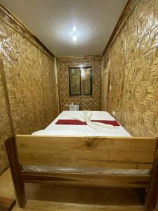 Un dormitorio con una cama en el medio. en The Tribe Apartment, en Port Barton