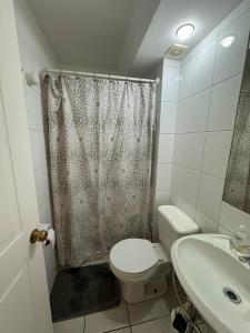 ein kleines Badezimmer mit Toilette und Waschbecken in der Unterkunft Excellent apartment, view and quiet atmosphere in Viña del Mar + 6 Fotos