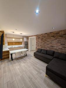 a living room with a couch and a table at Lina Élite Suites in Chihuahua