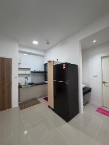 Kuchyň nebo kuchyňský kout v ubytování JJJ Homestay-SK One Garden City Residence