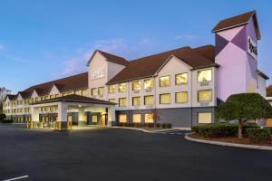 a hotel with a parking lot in front of it at Spark By Hilton Wilmington in Wilmington