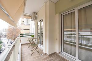 balcone con tavolo, sedie e finestre di PHOS Nest a Serres
