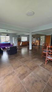 Posezení v ubytování Hermosa casa iluminada con espacio verde y cerca del cerro