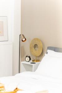 una camera da letto con un letto con una lampada e un orologio di PHOS Nest a Serres