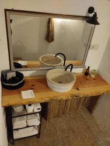 un bancone del bagno con lavandino e specchio di Route Cappadocia ad Avanos Altre 15 foto