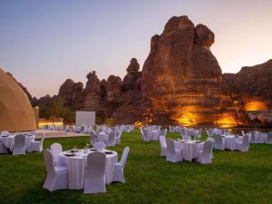 アル・ウラーにあるShaden Resortの岩の前にテーブルと椅子が置かれた結婚式場 +191枚の写真