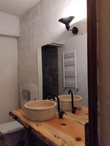 un bagno con lavandino e specchio di Route Cappadocia ad Avanos