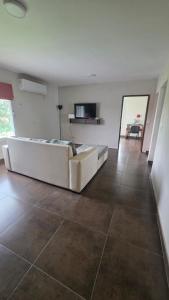 TV a/nebo společenská místnost v ubytování Hermosa casa iluminada con espacio verde y cerca del cerro