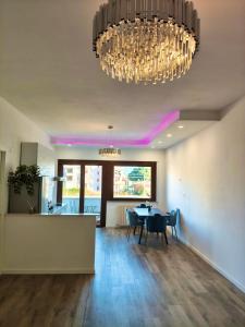 une salle à manger avec une table et un lustre dans l'établissement Suite il Sogno, à Francavilla al Mare