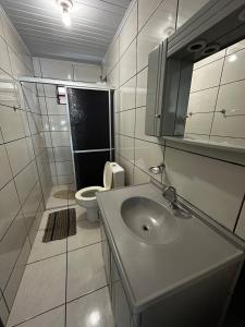 Et badeværelse på Casa ampla 4 quartos Piratuba + 11 billeder