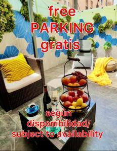 een bord met de tekst 'gratis parkeren' en een fruitmand bij Alicante Market Premium Suites in Alicante