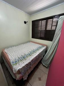 En eller flere senge i et værelse på Casa ampla 4 quartos Piratuba