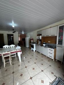 Køkken eller tekøkken på Casa ampla 4 quartos Piratuba