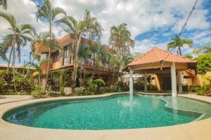 una piscina frente a una casa con palmeras en Green Villas El Coco, en Coco