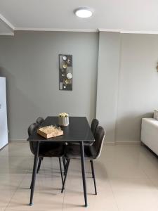 una mesa negra y sillas en una habitación con sofá en Edif Alarif Piso 7F, en Posadas