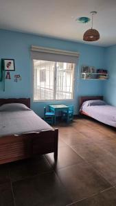 Postel nebo postele na pokoji v ubytování Hermosa casa iluminada con espacio verde y cerca del cerro