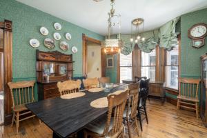 Et opholdsområde på 432 W, Colorado Ave, home + 11 billeder