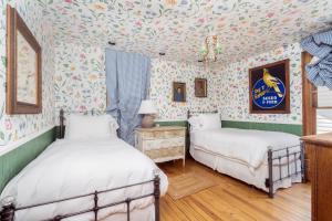 En eller flere senge i et værelse på 432 W, Colorado Ave, home