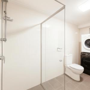 シドニーにあるUrban Silver Haven Sleek stay - 1 Min to Station With TV projector Game space and high speed internetのバスルーム(トイレ、洗濯機付) +32枚の写真