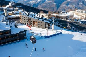 a group of people skiing on a ski slope at Bilocale sulle piste da sci in Pila