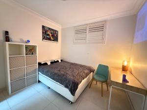 シドニーにあるUrban Silver Haven Sleek stay - 1 Min to Station With TV projector Game space and high speed internetのベッドと机と椅子のある寝室