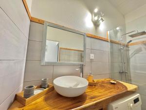 Koupelna v ubytování Ti-Coco Lodge - Calme Spacieux Vue Nature Proche Commerces Plages + 26 fotografií