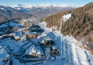 an aerial view of a ski resort in the snow at Bilocale sulle piste da sci in Pila