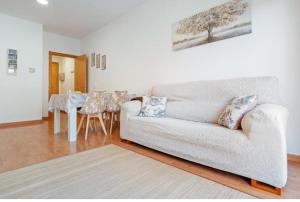 ein Wohnzimmer mit Sofa und Tisch in der Unterkunft Apartamentos de Ángel in Vinebre + 5 Fotos