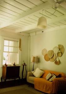 a living room with a bed and a window at Hospedagem Casa do Bem Ficar in Lumiar