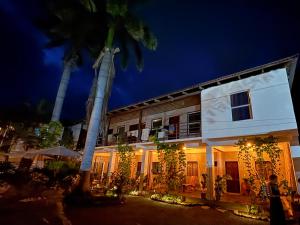 un edificio con una palma di notte di Dos Palmas a El Sunzal