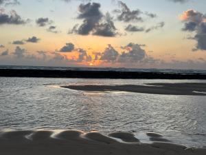 a sunset on a beach with the ocean at Pukará Reservas con depósito in Barra del Chuy