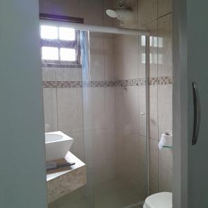 un bagno con doccia, WC e lavandino di Flat luxo e tranquilidade a Volta Redonda