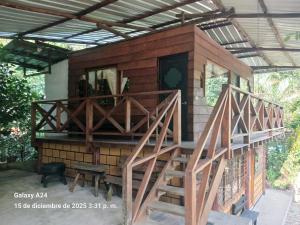 una casa con una escalera al frente en Chema, en Mocoa