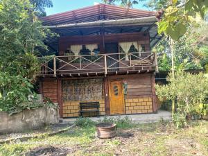 Una casa de madera con un balcón en la parte superior. en Chema, en Mocoa