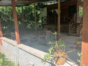 un porche de una casa con sillas y mesa en Chema, en Mocoa