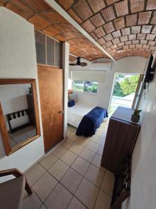 una stanza con una camera da letto con un letto e un tavolo di Tayau Bungalows B8 a Lo de Marcos