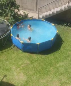 Bazén v ubytování Hermosa casa iluminada con espacio verde y cerca del cerro nebo v jeho okolí + 6 fotografií