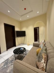 a living room with a couch and a table at مارينا جده للشقق المخدومه in Jeddah