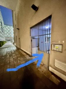 Un pasillo vacío con pintura azul en el costado de un edificio. en Stylish Apartment near Airport, en Schwechat