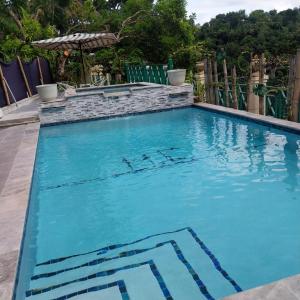 MaravalにあるHillcrest Sanctuaryの青い水の大きなプール