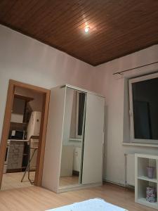 een kamer met een deur en een kamer met een raam bij Centrum Czeski Cieszyn in Karviná