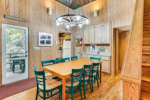 een keuken en eetkamer met een houten tafel en stoelen bij Relax Creekside Forest-View Gem in Marietta! in Riverview