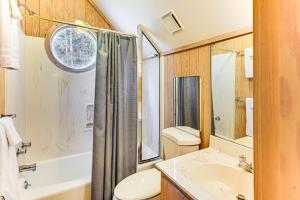 een badkamer met een toilet, een wastafel en een douche bij Relax Creekside Forest-View Gem in Marietta! in Riverview +23 foto's