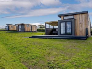 Bygningen som feriehuset ligger i + 13 billeder