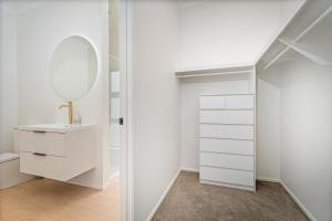 Et badeværelse på Lakeside Retreat Matarangi + 26 billeder